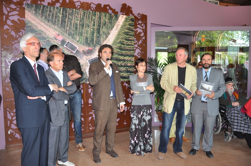 Inaugurazione della Mostra "Monferrato Earthscapes - L Arte del Paesaggio" di Mark Cooper da parte del Dott. Pier Giorgio Scrimaglio, Presidente dell Enoteca regionale di Nizza Monferrato [Foto di Matteo Devecchi].