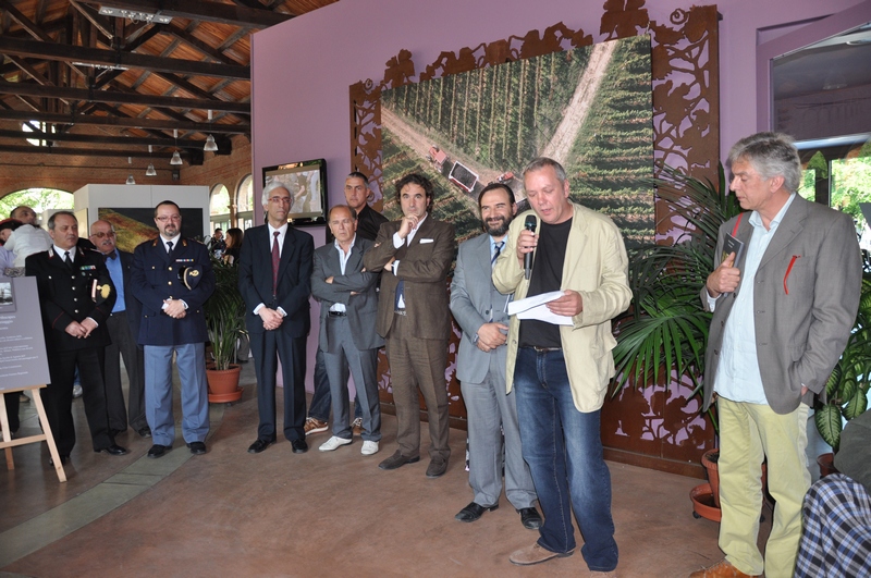 Riflessioni di Mark Cooper, autore e curatore della Mostra Monferrato Earthscapes - L Arte del Paesaggio" presso il Foro Boario di Nizza Monferrato [Foto di Matteo Devecchi].