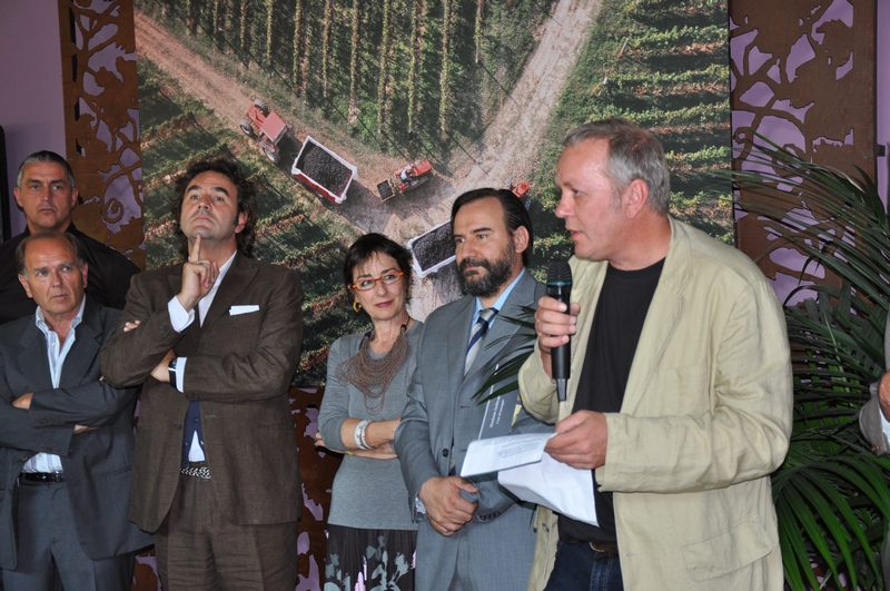 Riflessioni di Mark Cooper, autore e curatore della Mostra Monferrato Earthscapes - L Arte del Paesaggio" presso il Foro Boario di Nizza Monferrato [Foto di Matteo Devecchi].
