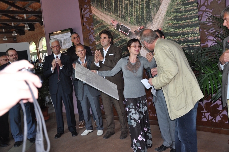 Consegna di una foto aerea artistica di Mark Cooper ad Elisabetta Longari dell Accademia di Belle Arti di Brera [Foto di Matteo Devecchi].