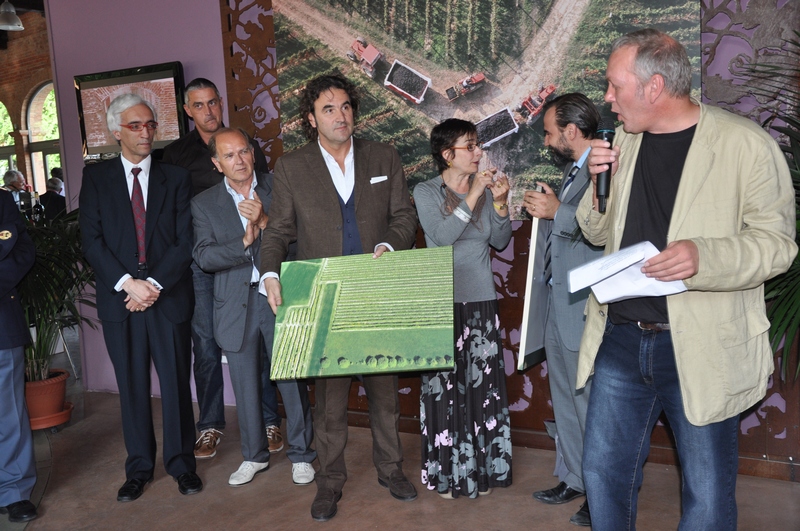 Consegna di una foto aerea artistica di Mark Cooper a Pier Giorgio Scrimaglio, Presidente dell Enoteca regionale di Nizza Monferrato [Foto di Matteo Devecchi].