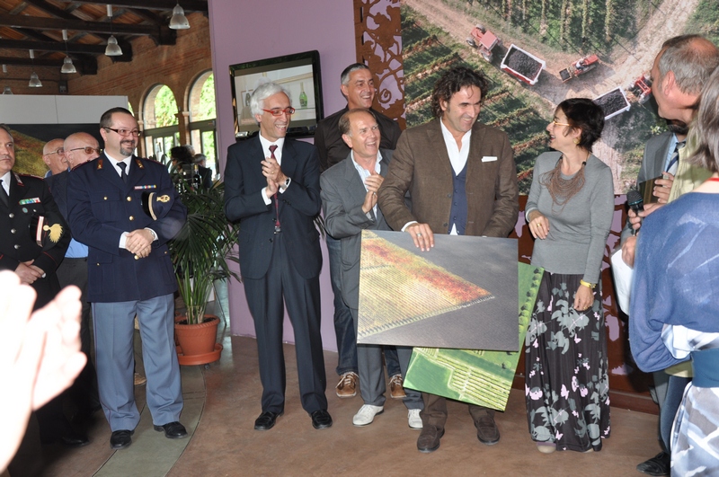 Consegna di una foto aerea artistica di Mark Cooper a Pier Giorgio Scrimaglio, Presidente dell Enoteca regionale di Nizza Monferrato [Foto di Matteo Devecchi].
