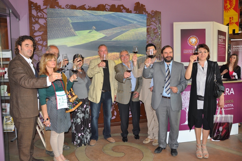 Foto ricordo dell Inaugurazione della Mostra fotografica "Monferrato Earthscapes - L Arte del Paesaggio" di Mark Cooper presso il Foro Boario di Nizza Monferrato. Nella foto da (sx) Pier Giorgio Scrimaglio (Presidente dell Enoteca regionale di Nizza Monferrato), Irina Mantello (Osservatorio del Paesaggio di Alessandria), Francesco Garetto (Osservatorio del Paesaggio per il Monferrato e l Astigiano), Elisabetta Longari (Accademia di Belle Arti di Brera), Mark Cooper (fotografo), Lorenzo Fornaca (editore), Silvio Garlasco (Osservatorio del Paesaggio di Alessandria),Marco Devecchi (Osservatorio del Paesaggio per il Monferrato e l Astigiano) e Anna Cooper [Foto di Matteo Devecchi].