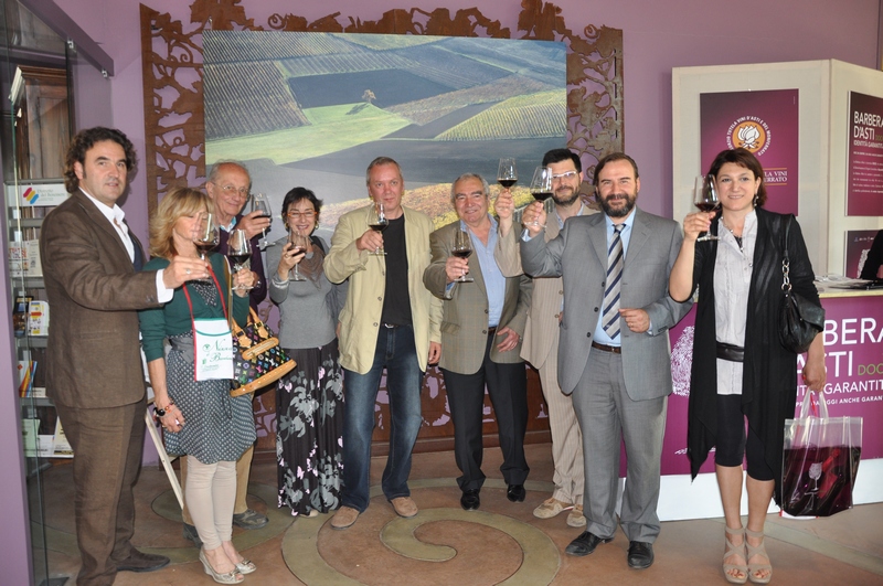 Inaugurazione della Mostra fotografica "Monferrato Earthscapes - L Arte del Paesaggio" di Mark Cooper presso il Foro Boario di Nizza Monferrato. Nella foto da (sx) Pier Giorgio Scrimaglio (Presidente dell Enoteca regionale di Nizza Monferrato), Irina Mantello (Osservatorio del Paesaggio di Alessandria), Francesco Garetto (Osservatorio del Paesaggio per il Monferrato e l Astigiano), Elisabetta Longari (Accademia di Belle Arti di Brera), Mark Cooper (fotografo), Lorenzo Fornaca (editore), Silvio Garlasco (Osservatorio del Paesaggio di Alessandria),Marco Devecchi (Osservatorio del Paesaggio per il Monferrato e l Astigiano) e Anna Cooper [Foto di Matteo Devecchi].