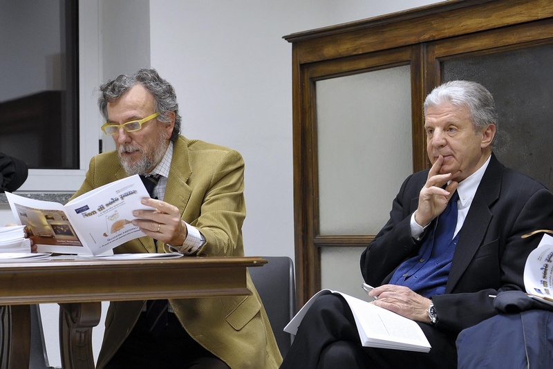 Presentazione dei Quaderni Pastorali della Diocesi di Asti da parte del Dott. Michelino Musso (Curatore dei Quaderni). Nella foto il Prof. Luigi Berzano, Autore di un saggio dei Quaderni [Foto di Franco Rabino].