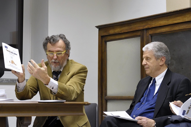 Presentazione dei Quaderni Pastorali della Diocesi di Asti da parte del Dott. Michelino Musso (Curatore dei Quaderni). Nella foto il Prof. Luigi Berzano, Autore di un saggio dei Quaderni [Foto di Franco Rabino].