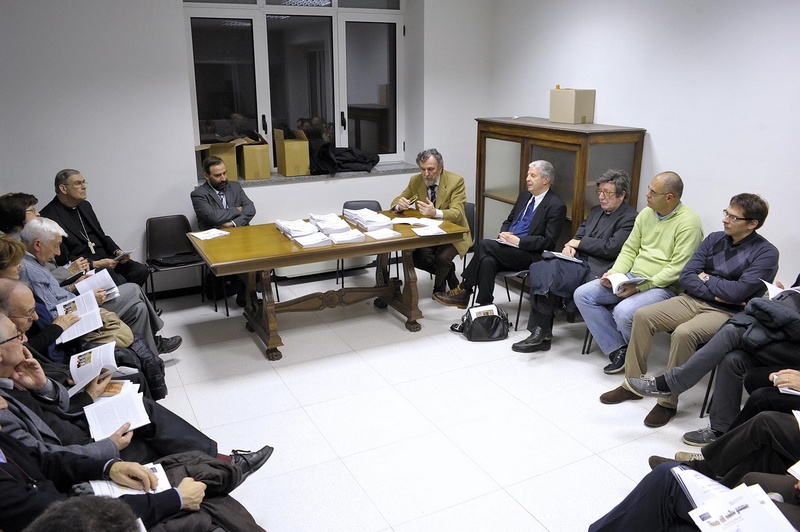 Veduta dei partecipanti all incontro di presentazione dei Quaderni pastorali della Diocesi di Asti. Tra i presenti: (in fondo a sx) Sua Eccellenza il Vescovo della Città di Asti, Mons. Francesco Ravinale, (in senso orario), Prof. Marco Devecchi (Presidente dell Osservatorio del Paesaggio per il Monferrato e l Astigiano), Dott. Michelino Musso (Curatore dei Quaderni pastorali), Prof. Don Luigi Berzano e Don Vittorio Croce [Foto di Franco Rabino].