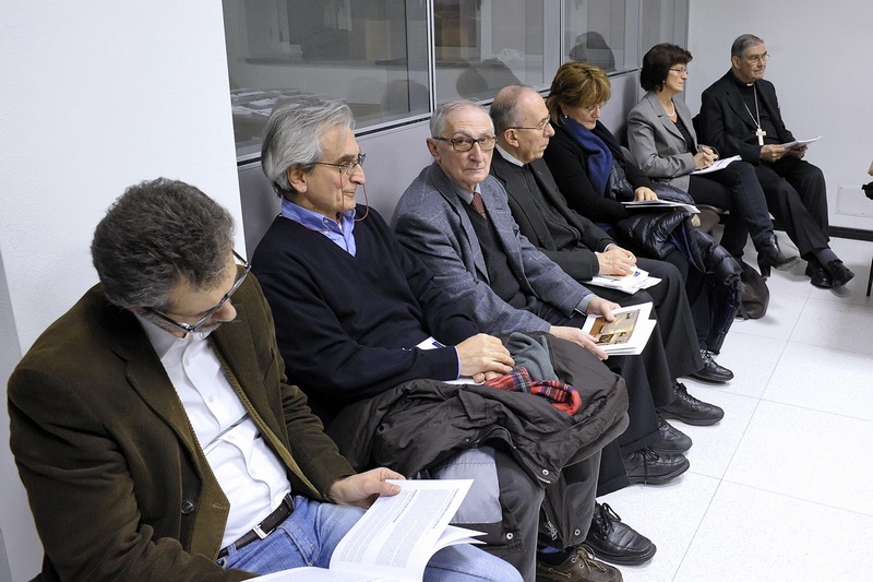 Partecipanti alla presentazione dei Quaderni pastorali della Diocesi di Asti. Sul fondo: Sua Eccellenza il Vescovo della Diocesi di Asti, Mons. Francesco Ravinale. Tra gli altri, Anna Bosia, Adriana Marchia, Luigi Ghia, Enrico Ercole e Francesco Scalfari [Foto Francesco Rabino].