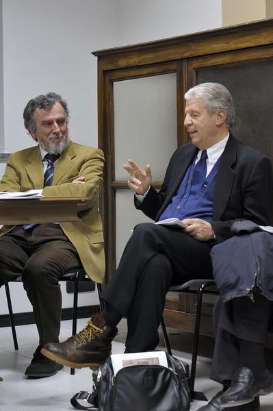 Riflessioni del Prof. Luigi Berzano, Autore di un saggio dei Quaderni. A (sx) il Dott. Michelino Musso, curatore dei Quaderni Pastorali della Diocesi di Asti [Foto di Franco Rabino].