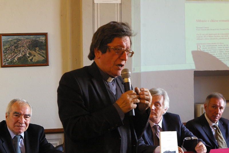 Presentazione da parte di Prof. Mons. Vittorio Croce (Vicario della Diocesi di Asti, Docente di Teologia, Direttore della Gazzetta d Asti e Storico dell Arte) del capitolo "Abbazie e chiese romaniche".