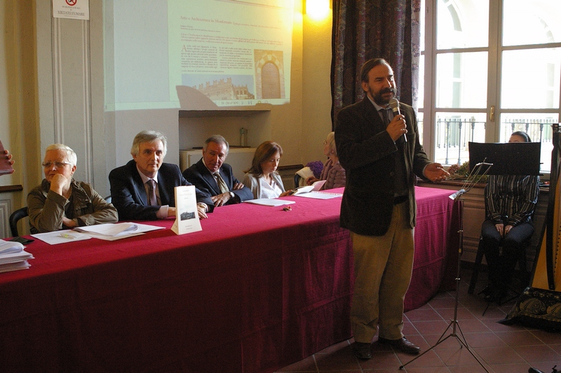 Presentazione da parte del Prof. Marco Devecchi (Docente del Dipartimento di Agronomia Selvicoltura e Gestione del Territorio dell Università di Torino e Presidente dell Osservatorio del Paesaggio per il Monferrato e l Astigiano) del capitolo, "Il paesaggio del Monferrato" (Foto Franco Rabino).