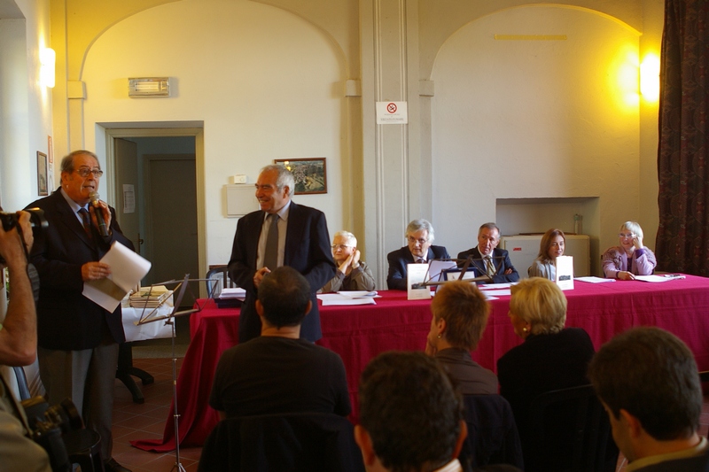 Momento della cerimonia di consegna del Premio all editore Lorenzo Fornaca.