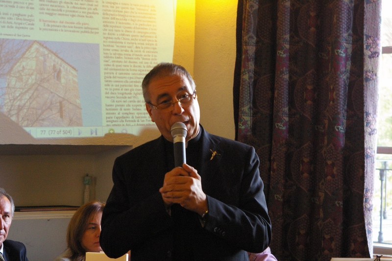 Presentazione da parte del Prof. Mons. Francesco Mancinelli (Rettore del Santuario di Crea) del capitolo su "Crea la pastorale dell accoglienza e dell incontro".