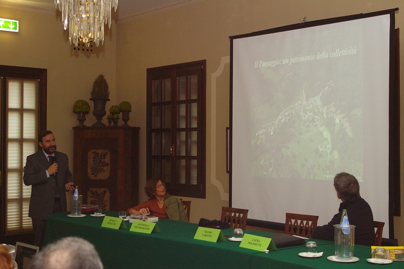 Relazione del Prof. Marco Devecchi (Docente dell Università di Torino e Coordinatore dela Rete degli Osservatori del Paesaggio del Piemonte) su L esperienza degli Osservatorti piemontesi nella conoscenza e salvaguardia dei paesaggi locali" [Foto di Luis Carlos Barbato].