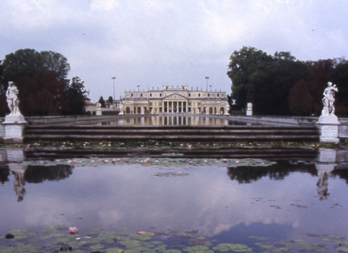Veduta di Villa Pisani a Strà (Padova), uno dei più noti ed apprezzati giardini storici italiani.