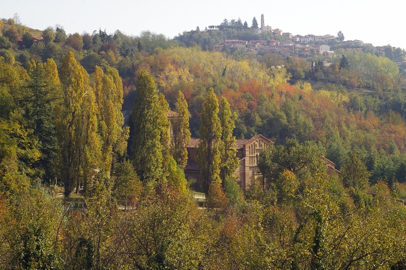 Veduta della Canonica di Santa Maria di Vezzolano e sullo sfondo il borgo di Albugnano.