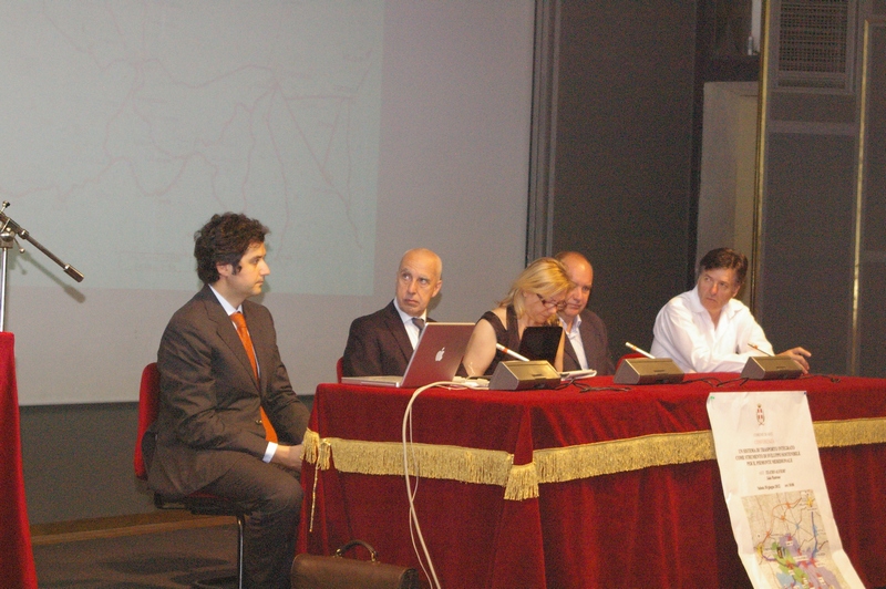 Tavolo dei relatori alla Conferenza su "Un sistema di trasporto integrato come strumento di sviluppo sostenibile per il Piemonte meridionale": da (sx): Giovanni Currado, Antonio Baudo, Angela Motta, Oscar Ferraris e Mario Sacco (Foto di Francesco Devecchi).