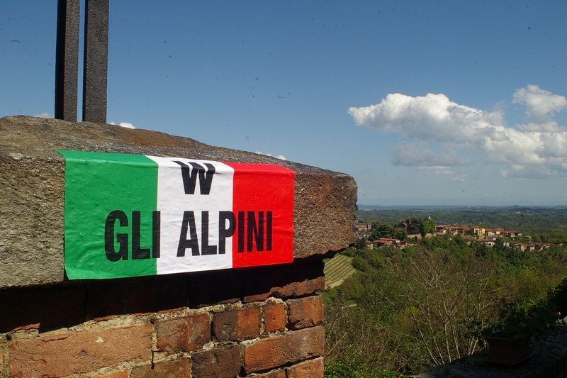 Veduta sullo sfondo dell abitato di Primeglio.