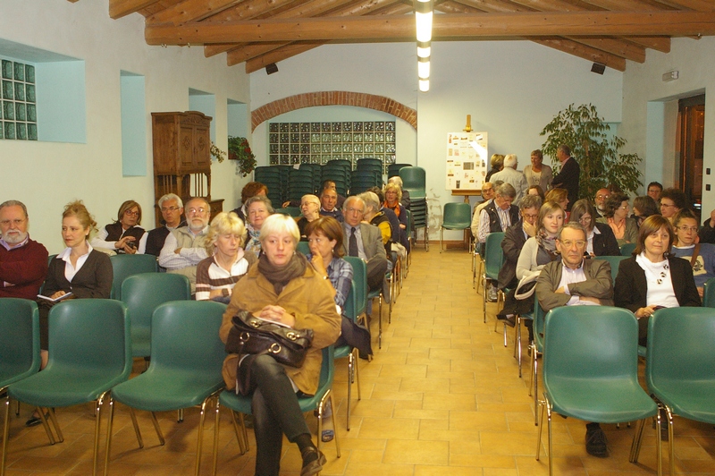 Veduta del folto pubblico presente in sala al Convegno "Il turismo e l ospitalità  diffusa in Valtriversa. Sviluppo possibile ed esperienze reali per la salvaguardia del Paesaggio", presso la Sala comunale "Il forno", Villafranca d Asti, venerdì 18 maggio 2012 .