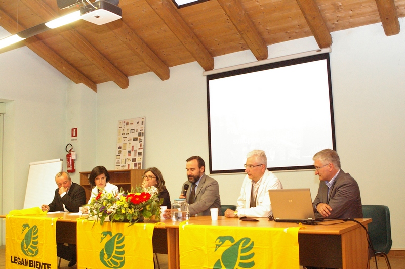 Avvio dei lavori del Convegno su "Il turismo e l ospitalità  diffusa in Valtriversa. Sviluppo possibile ed esperienze reali per la salvaguardia del Paesaggio", da parte del Moderatore il Prof. Marco Devecchi (Presidente dell Osservatorio del Paesaggio per il Monferrato e l Astigiano) [Foto di Stefano Porta].