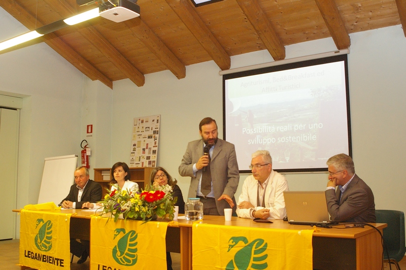 Presentazione del tema del Convegno da parte del Moderatore il Prof. Marco Devecchi (Presidente dell Osservatorio del Paesaggio per il Monferrato e l Astigiano) [Foto di Stefano Porta].