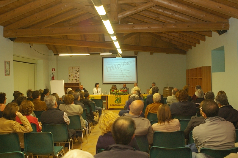 Veduta del folto pubblico presente in sala al Convegno "Il turismo e l ospitalità  diffusa in Valtriversa. Sviluppo possibile ed esperienze reali per la salvaguardia del Paesaggio", presso la Sala comunale "Il forno", Villafranca d Asti, venerdì 18 maggio 2012 [Foto di Stefano Porta].