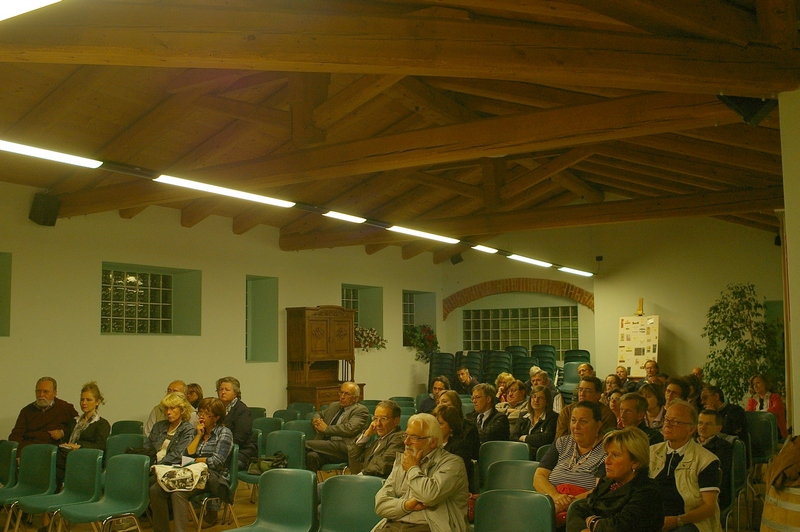 Veduta del folto pubblico presente in sala al Convegno "Il turismo e l ospitalità  diffusa in Valtriversa. Sviluppo possibile ed esperienze reali per la salvaguardia del Paesaggio", presso la Sala comunale "Il forno", Villafranca d Asti, venerdì 18 maggio 2012 [Foto di Stefano Porta].