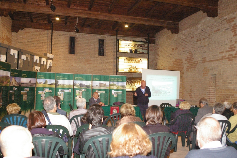 Veduta del folto pubblico presente in sala in occasione del Convegno su "Il Romanico e il suo paesaggio. Conoscenza, comunicazione, fruizione" presso la a Canonica di Santa Maria di Vezzolano ad Albugnano, Sabato 29 settembre 2012 alle ore 15.00 (Iniziativa del Progetto Cultus Loci Cura Animi).