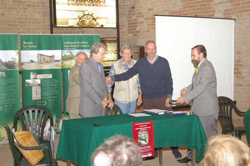 Stretta di mano tra il neo Alfiere del Paesaggio, Mark Cooper, e Luigi Dorella, Alfiere del Paesaggio 2009 (Foto di Franco Correggia).
