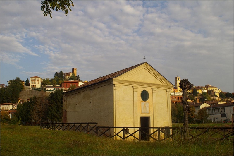 Veduta del paese di Castelnuovo Don Bosco e in primo piano la Chiesa romanica di Sant Eusebio.