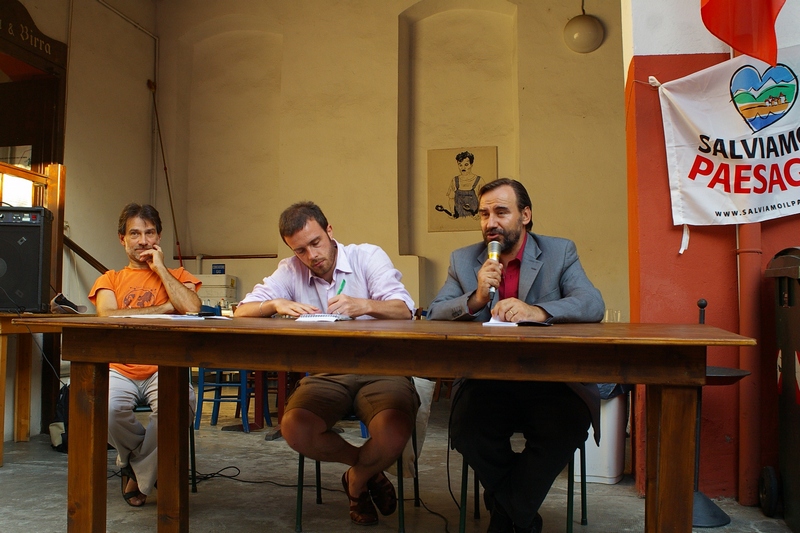 Incontro di presentazione del libro di Luca Martinelli "Salviamo il paesaggio. Manuale di strumenti pratici per chi vuole opporsi alla cementificazione" presso la Casa del Popolo di Asti. Nella foto al Tavolo dei relatori: da (sx) Roberto Zanna (Moderatore), Luca Martinelli (Autore dl libro) e Marco Devecchi (Osservatorio del Paesaggio per il Monferrato e l Astigiano) (Foto di Francesco Devecchi).