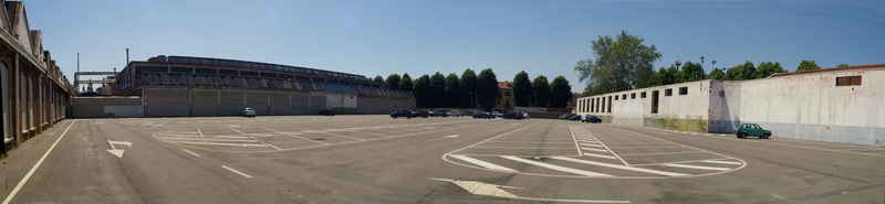 Veduta della triste e desolata piazza-parcheggio all interno dell area Way Assauto ad Asti