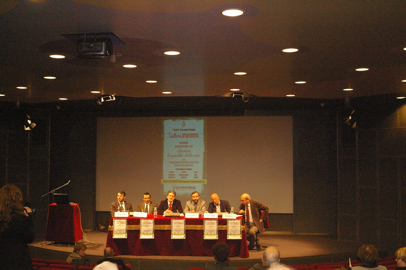 Tavolo dei relatori dell incontro  "Altro Programma"organizzato dalla Nuova provincia di Asti su "Tutelare la qualità della vita; da (sx): Pierangelo Binello (Confartigianato Piemonte), Dott. Claudio Lanfranco (Medico ASL di Asti), Dott. Flavio Duretto (Direttore della Nuova Provincia di Asti), Prof. Marco Devecchi n(Presidente dell Osservatorio del Paesaggio per il Monferrato e l Astigiano), Dott. Flavio Duretto (Direttore ARPA di Asti) e Dott. Beppe Rovera (Giornalista RAI) (Foto di Cristina Mortara).
