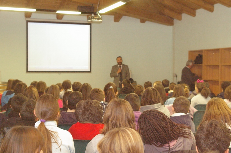 Lezione sui temi del paesaggio astigiano del Prof. Marco Devecchi agli studenti della Scuola Media di Villafranca d Asti (Foto di Aurelia Brignolo).