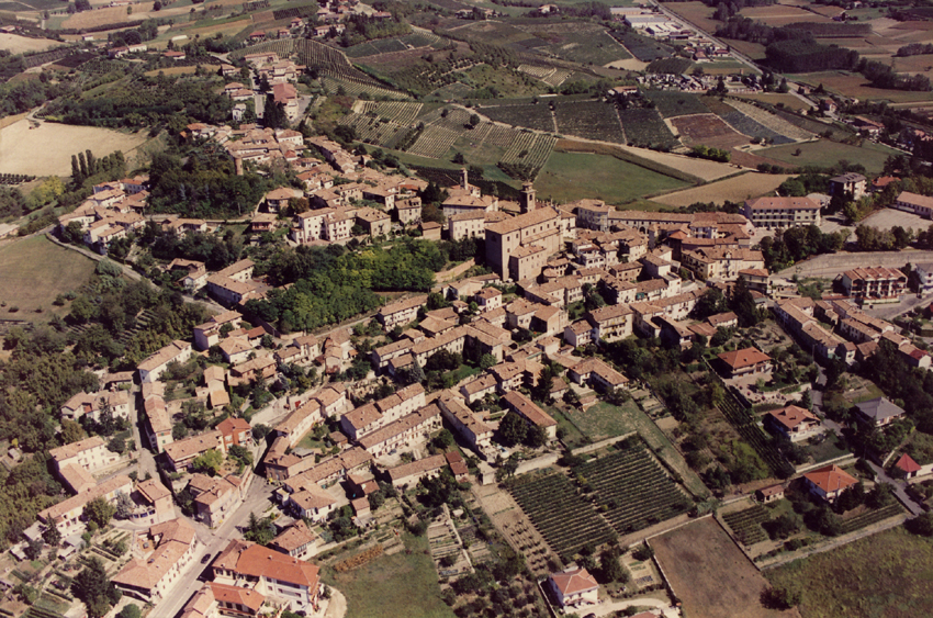 Veduta aerea del bellissimo borgo storico di Castagnole delle Lanze (Foto di Mark Cooper).