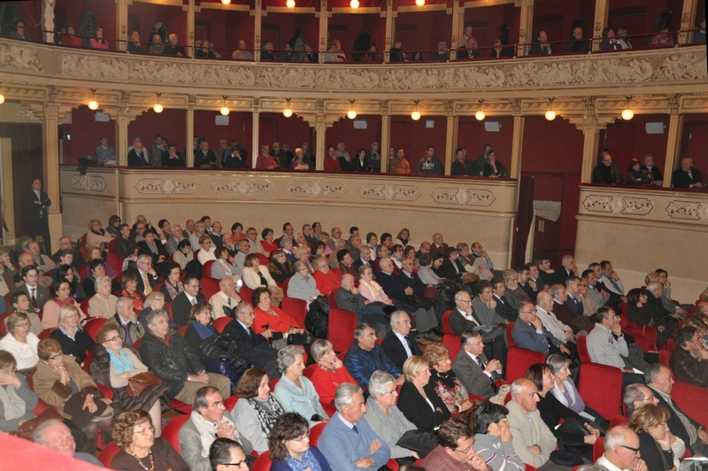 Veduta del Teatro Alfieri di Asti occupato in ogni ordine di posti in occasione  della presentazione del Libro della Cassa di Risparmio di Asti su "Tra Gotico e Neogotico". Le Chiese parrocchiali astigiane" [Foto di Matteo Devecchi].