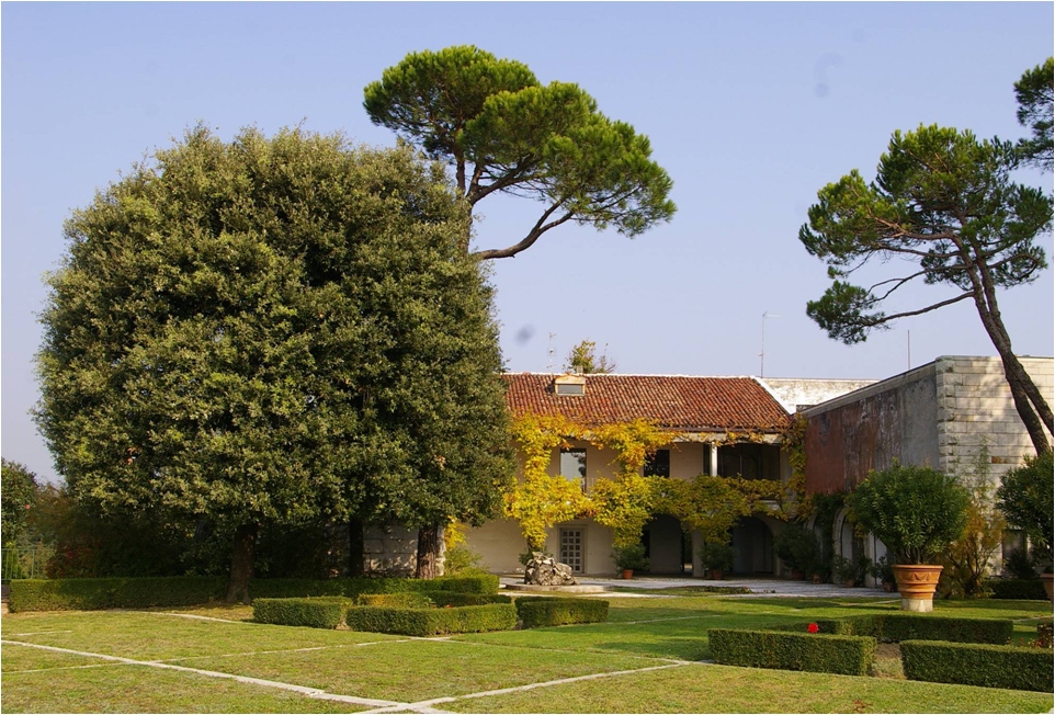 Veduta dello straordinario giardino di Villa Ottolenghi a Monterosso di Acqui Terme, progettato del paesaggista toscano Pietro Porcinai. Si tratta di uno dei giardini del  900 più interessanti a livello internazionale.