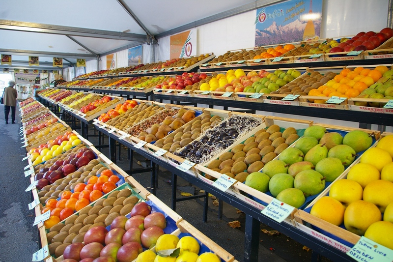 Veduta di una ricchissima esposizione a Bibiana di varietà tradizionali di frutta piemontese, rappresentativa di un paesaggio agrario altrettanto ricco e vario.