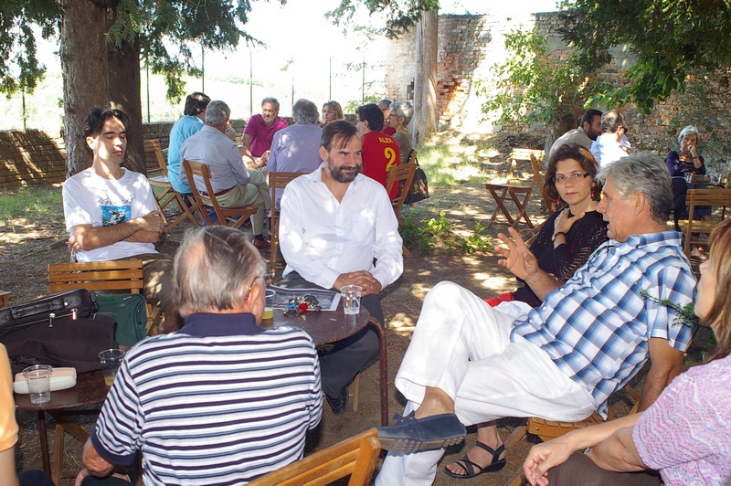 Momento di discussione sui temi dell ospitalità diffusa nell ambito del World Cafè organizzato da Fulvio Gatti nei giardini del Municipio di Vaglio Serra.