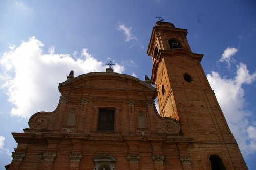Veduta della facciata della Chiesa di Santa Caterina a Montechiaro d'Asti.