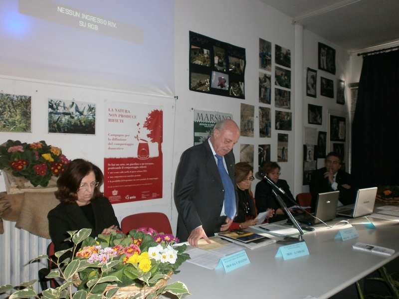 Relazione del Prof. Giuliano Urbani (già Ministro per i Beni e le Attività culturali, estensore del Codice Urbani).Al tavolo dei relatori: da (sx) la Prof.ssa Francesca Mazzino (Università di Genova), la Prof.ssa Prof.ssa Anna Grazia Greco (Dirigente dell Istituto di Istruzione Superiore "B. Marsano"), la Prof.ssa Marcella Rogai (già Dirigente dell Istituto di Istruzione Superiore "B. Marsano") e il Dott. Agr. Andrea Sisti (Presidente Nazionale dell Ordine dei Dottori Agronomi e Forestali).