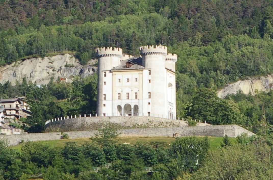 Veduta dello straordinario castello di Aymavilles (AO) inserito nel pregevolissimo paesaggio montano della Valle d'Aosta.