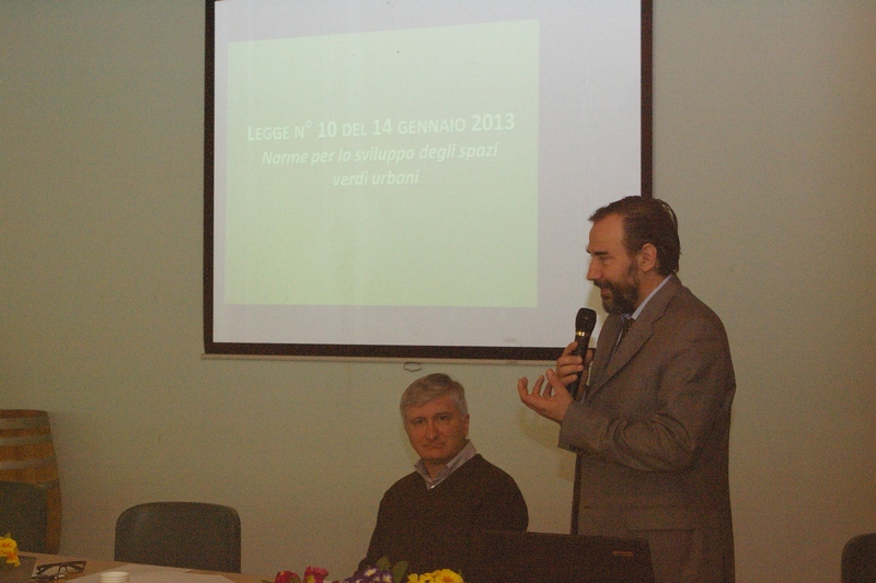 Avvio dei lavori del Convegno da parte del moderatore,  Prof. Marco Devecchi (Osservatorio del Paesaggio per il Monferrato e l Astigiano), ed illustrazione dei punti più significativi della Legge n. 10  del 14 gennaio 2013  [FOTO di Stefano Porta].