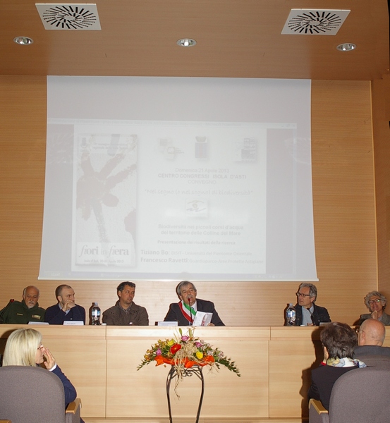Apertura del Convegno di Fiori in Fiera (XVIII Edizione) su "Nel segno (o nel sogno) di biodiversità. La biodiversità come termine di scienza e di studio. Ma anche un obiettivo e un diritto, un bene comune e un opportunità. Un segno di cultura e di sviluppo e un sogno carico di emozioni e affetti"  da parte del  Sindaco di Isola d Asti, Franco Cavagnino [Foto di Francesco Devecchi].
