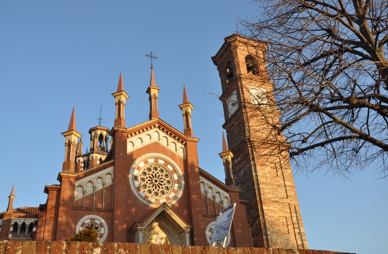 Veduta della facciata della Chiesa parrocchiale in stile neogotico di Santa Maria della Pieve a Pino d Asti.