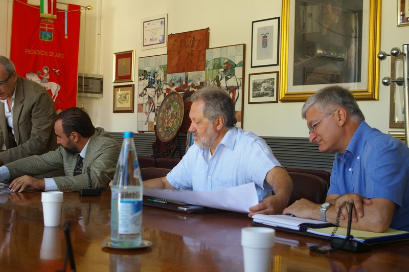 Riflessioni di approfondimento sul tema degli alberi individuati come da abbattere da parte del Dott. Giancarlo Dapavo (Presidente del Circolo Gaia di Legambiente Asti). Nella foto (dx) il Dott. Angelo Porta (Presidente del Circolo Valtriversa Legambiente Asti) [Foto di Franco Correggia].