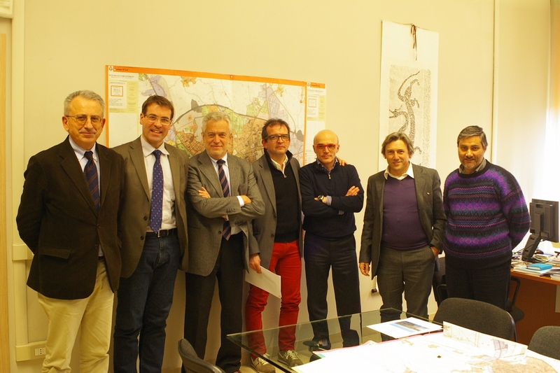 Foto ricordo al termine della riunione per il riavvio dell iter amministrativo per la Dichiarazione di notevole interesse pubblico del paesaggio di SAN MARZANOTTO tra il Comune di Asti e la competente Commissione della Regione Piemonte. Nella foto da (sx): l ARCH. OSVALDO FERRERO (Responsabile delle Attività di gestione e valorizzazione del paesaggio della Regione Piemonte), l AVV. DAVIDE ARRI (Vice Sindaco ed Assessore all Urbanistica del Comune di Asti), l ING. LIVIO DEZZANI (Presidente della Commissione Regionale per le Dichiarazioni di notevole interesse pubblico del paesaggio e Direttore della Pianificazione e Gestione Urbanistica della Regione Piemonte), l ARCH. FILIPPO CORNERO (Presidente della Commissione Urbanistica del Comune di Asti), l Arch. Mauro Conti (Comune di Asti), l ARCH. ANGELO DEMARCHIS (Dirigente del Settore Urbanistica del Comune di Asti) ed il GEOM. GIAMPIERO COLOMBO (Responsabile del Servizio Amministrazione del Territorio). (Foto di Marco Devecchi).