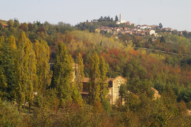 Veduta della Canonica di Santa Maria di Vezzolano con sullo sfondo il paese di Albugnano.