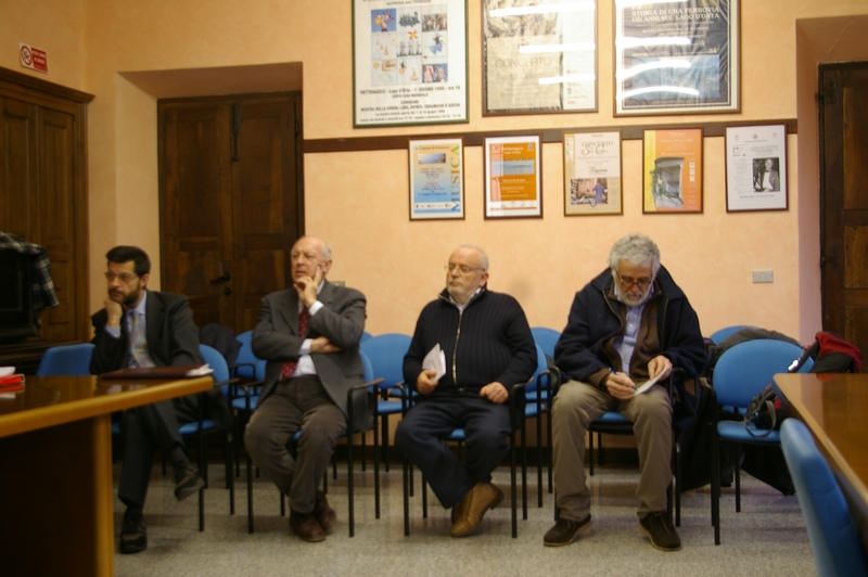 Partecipanti ai lavori della prima riunione di Coordinamento della Rete degli osservatori del Paesaggio del Piemonte presso l Ecomuseo Ecomuseo del Lago d Orta e Mottarone. Nella foto da (sx): Silvio Garlasco, Giampaolo Bardazza, Rappresentante della Comunità del Lago d Orta e Riccardo Avanzi [Foto di Marco Devecchi].