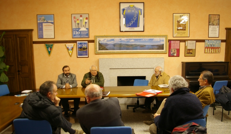 Momento di discussione tra i rappresentanti degli osservatori del Paesaggio del Piemonte presso l Ecomuseo Ecomuseo del Lago d Orta e Mottarone. Nella foto da (sx - dietro e in senso orario): ,Marco Devecchi, Valerio Di Battista, rappresentante della comunità del Lago d Orta, Roberto Pozzi, Riccardo Avanzi, Giampaolo Bardazza e Diego Corradin [Foto di Silvio Garlasco].